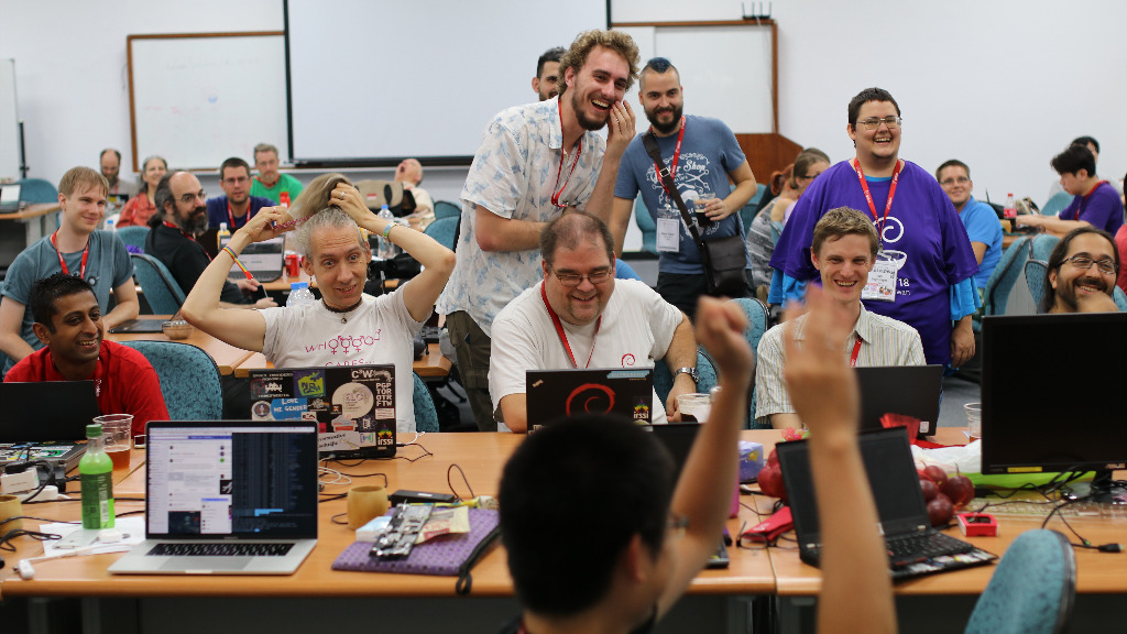 Debian-väkeä todellakin pitämässä hauskaa Debconf18-tapahtumassa Hsinchussa 