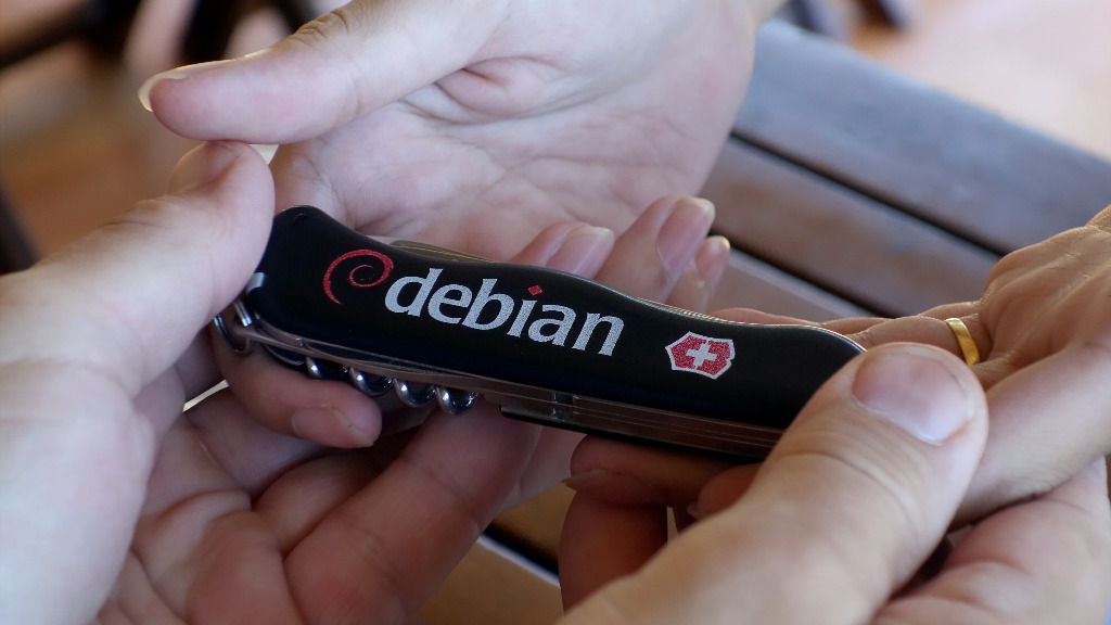 Debian es como una navaja suiza