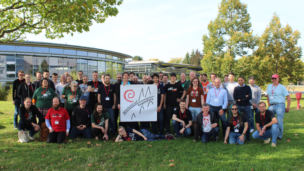 Групповое фото с конференции MiniDebConf в Регенсбурге, 2021 год